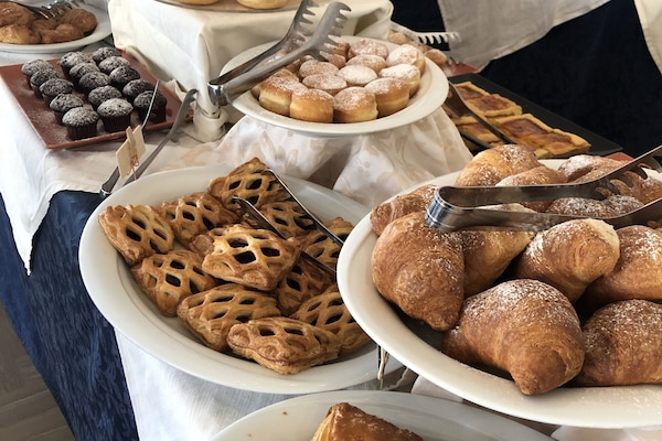 Café da manhã com buffet todos os dias (EUR 10 por pessoa)