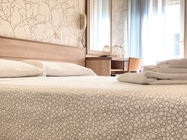 Quadrupla Deluxe, aria condizionata, vista mare parziale | Una cassaforte in camera, una scrivania, Wi-Fi gratuito, lenzuola