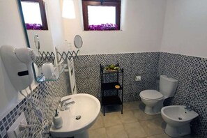 Douche, sèche-cheveux, bidet, serviettes fournies