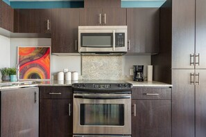 Geladeira, micro-ondas, fogão, cooktop