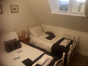 2 habitaciones, tabla de planchar con plancha y cuna de viaje 