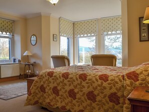 2 bedrooms, free WiFi, bed sheets - 2 bedroom accommodation in How, near Portinscale (How, near Portinscale)