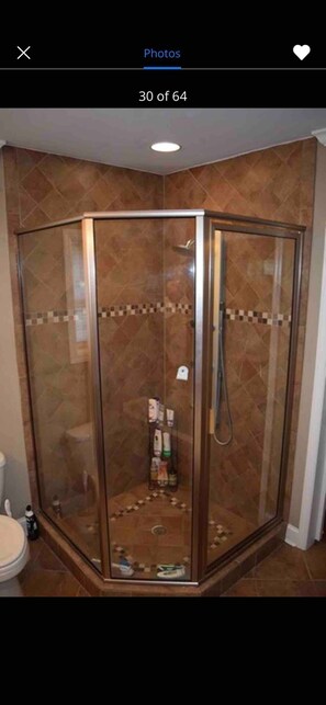 Douche, serviettes fournies, savon, papier toilette