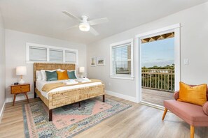 3 bedrooms, desk, iron/ironing board, WiFi - 3 Story Haven! Fire Pit+kayaks~updated~360 Views! (Cedar Key)