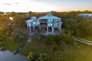 Exterior - 3 Story Haven! Fire Pit+kayaks~updated~360 Views! (Cedar Key)