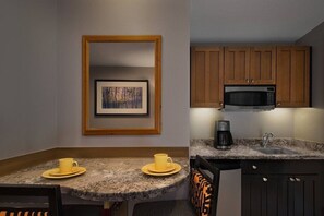 Refrigerador, microondas, lavavajillas y cafetera y tetera 