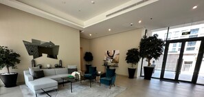 Smart TV, fireplace, video games, Netflix - Waterfront and Sunset Facing Smart Apartment (Muḥāfaẓat al-Muḥarraq)