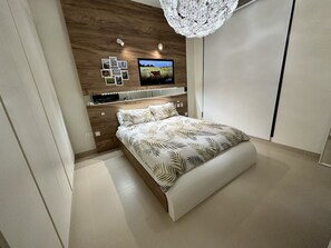 1 多间卧室、办公桌、WiFi、床单