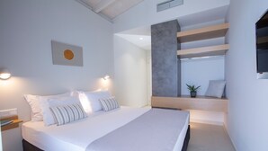 Un dormitorio moderno con una cama grande, una mesita de noche, una repisa en la pared y un espejo.