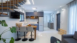 Un apartamento moderno con cocina, comedor y sala de estar.