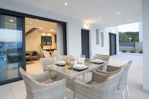 Outdoor dining - Villa Olivia, within easy walk of the beach, shops and restaurants. (Nydri)