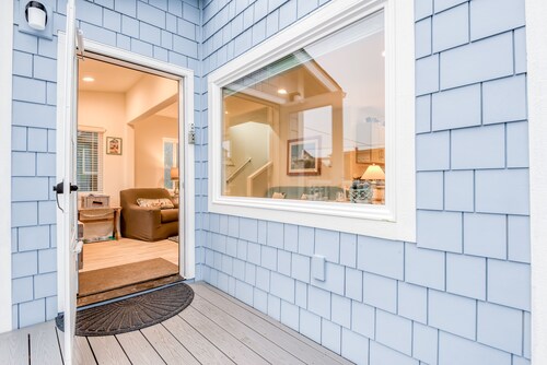 Steps to the beach, ocean view, deck, BBQ, pet friendly with a fenced in yard