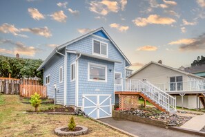 Exterior - Steps to the beach, ocean view, deck, BBQ, pet friendly with a fenced in yard (Lincoln City)