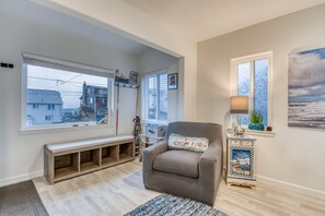 Smart TV, books - Steps to the beach, ocean view, deck, BBQ, pet friendly with a fenced in yard (Lincoln City)