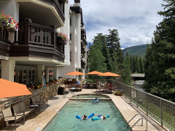 Alberca al aire libre y alberca climatizada