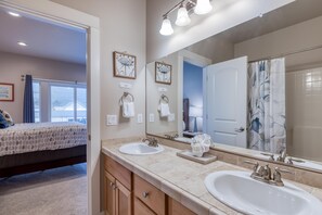 Towels - Walk to Beach or Town, Enjoy Balcony Views and Feel the Ocean Breeze (Rockaway Beach)