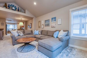 Smart TV, fireplace, DVD player, ping pong - Walk to Beach or Town, Enjoy Balcony Views and Feel the Ocean Breeze (Rockaway Beach)