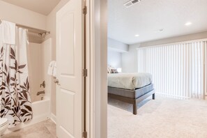 3 bedrooms, desk, free WiFi, bed sheets - Walk to Beach or Town, Enjoy Balcony Views and Feel the Ocean Breeze (Rockaway Beach)