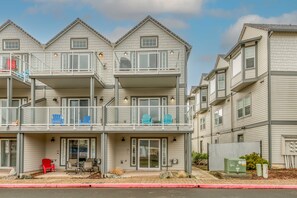 Exterior - Walk to Beach or Town, Enjoy Balcony Views and Feel the Ocean Breeze (Rockaway Beach)