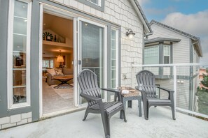 Terrace/patio - Walk to Beach or Town, Enjoy Balcony Views and Feel the Ocean Breeze (Rockaway Beach)