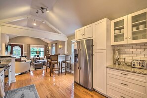 Fridge, microwave, stovetop, dishwasher - Luxe Lyndon Home < 11 Mi to Dtwn Louisville! (Louisville)