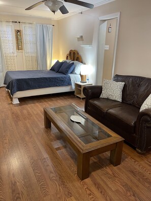 1 bedroom, WiFi - Private, Quiet Ap. “Morning Singing Birds”, close to Phoebe (Albany)