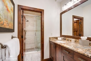 Combinazione doccia/vasca, asciugacapelli, asciugamani, sapone