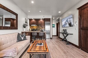 Télévision, cheminée, livres