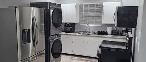 Réfrigérateur, micro-ondes, four, plaque de cuisson
