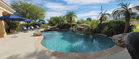 حمّام سباحة مُدفَّأ