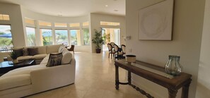 Smart TV, caminetto, impianto stereo