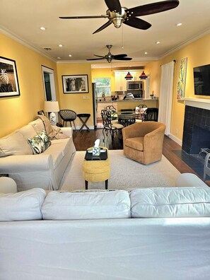 Smart TV - Swank Cottage, walk to restaurants! (West Palm Beach)