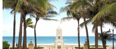 Chaises longues, serviettes de plage