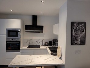 ميكروويف، فرن، غسالة أطباق، ماكينة لصنع القهوة/الشاي