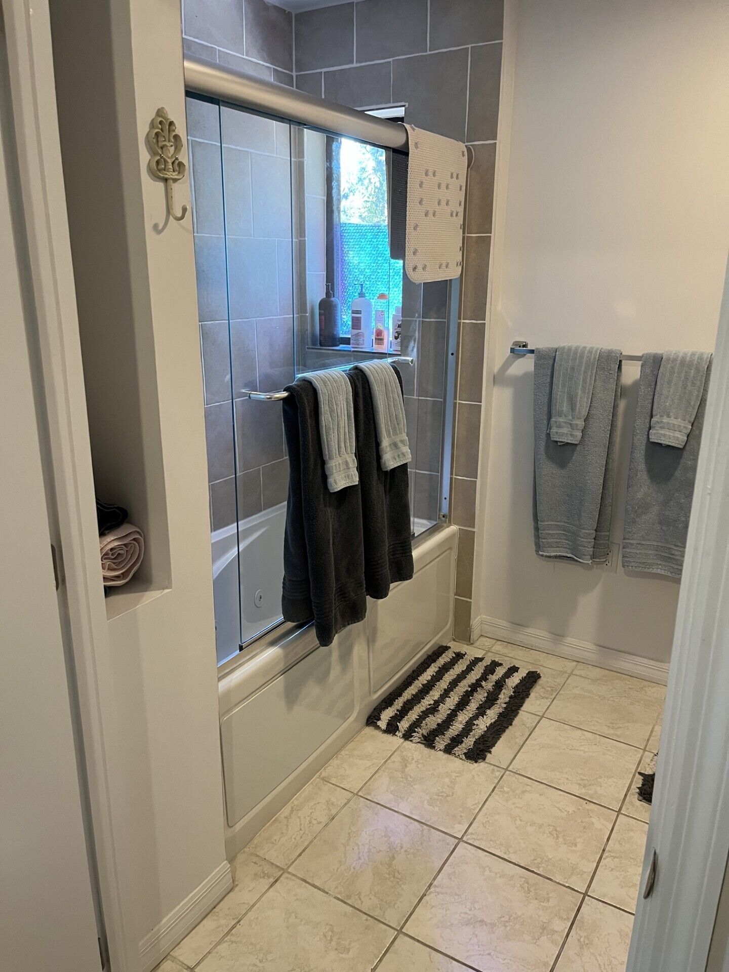 Ensemble baignoire-douche, baignoire à remous, séchoir à cheveux