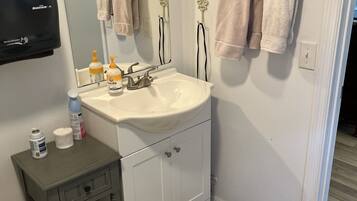 Combined shower/tub, jetted tub, hair dryer, towels