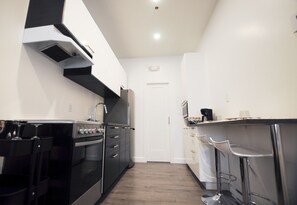 Kjøleskap, mikrobølgeovn, ovn og kaffetrakter/tekoker