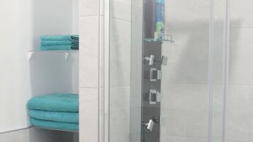 Ensemble baignoire-douche, séchoir à cheveux, savon, shampooing