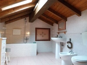 Duschwanne, Haartrockner, Bidet, Handtücher