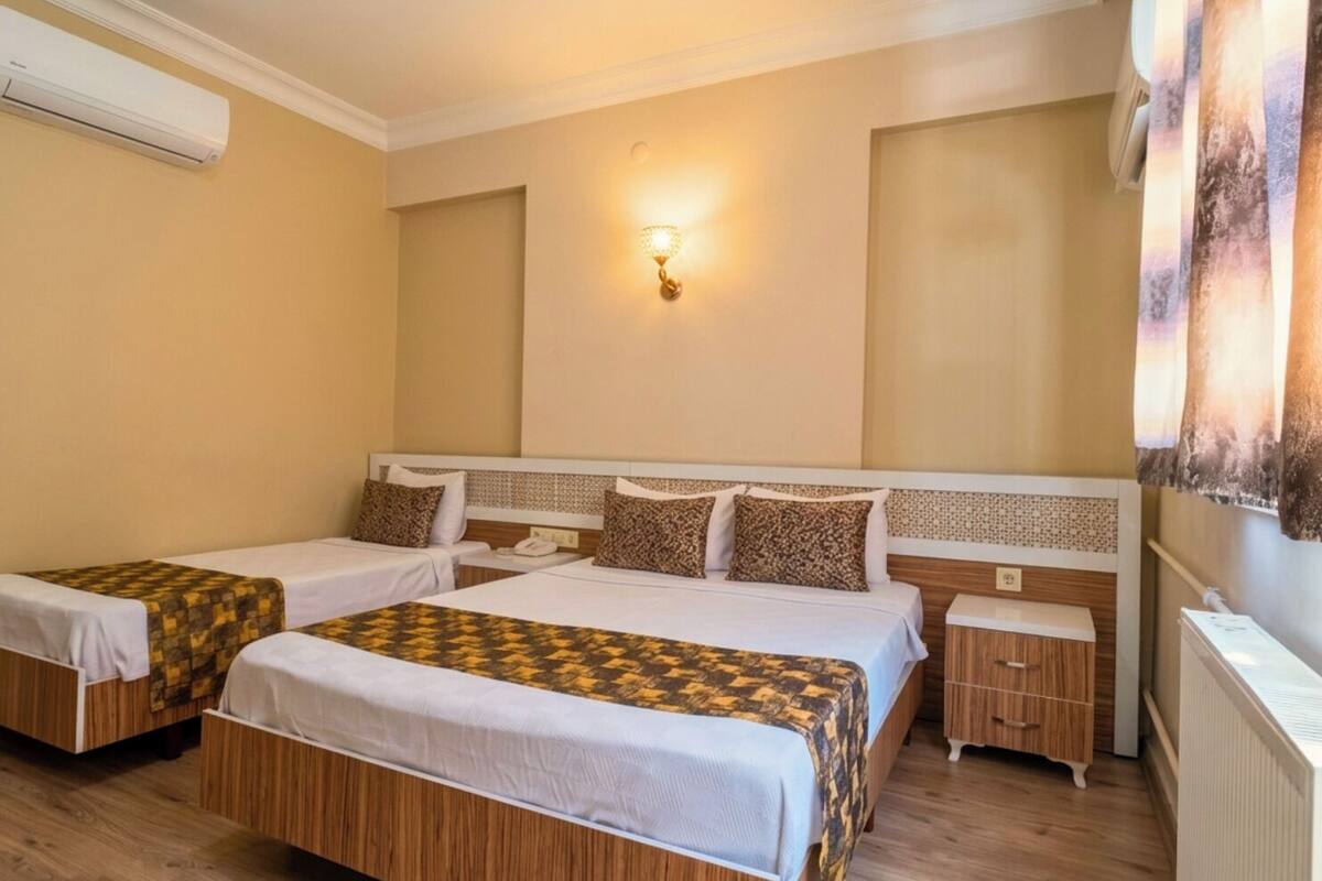 Standard Room | Minibar, in-room safe, desk, laptop workspace