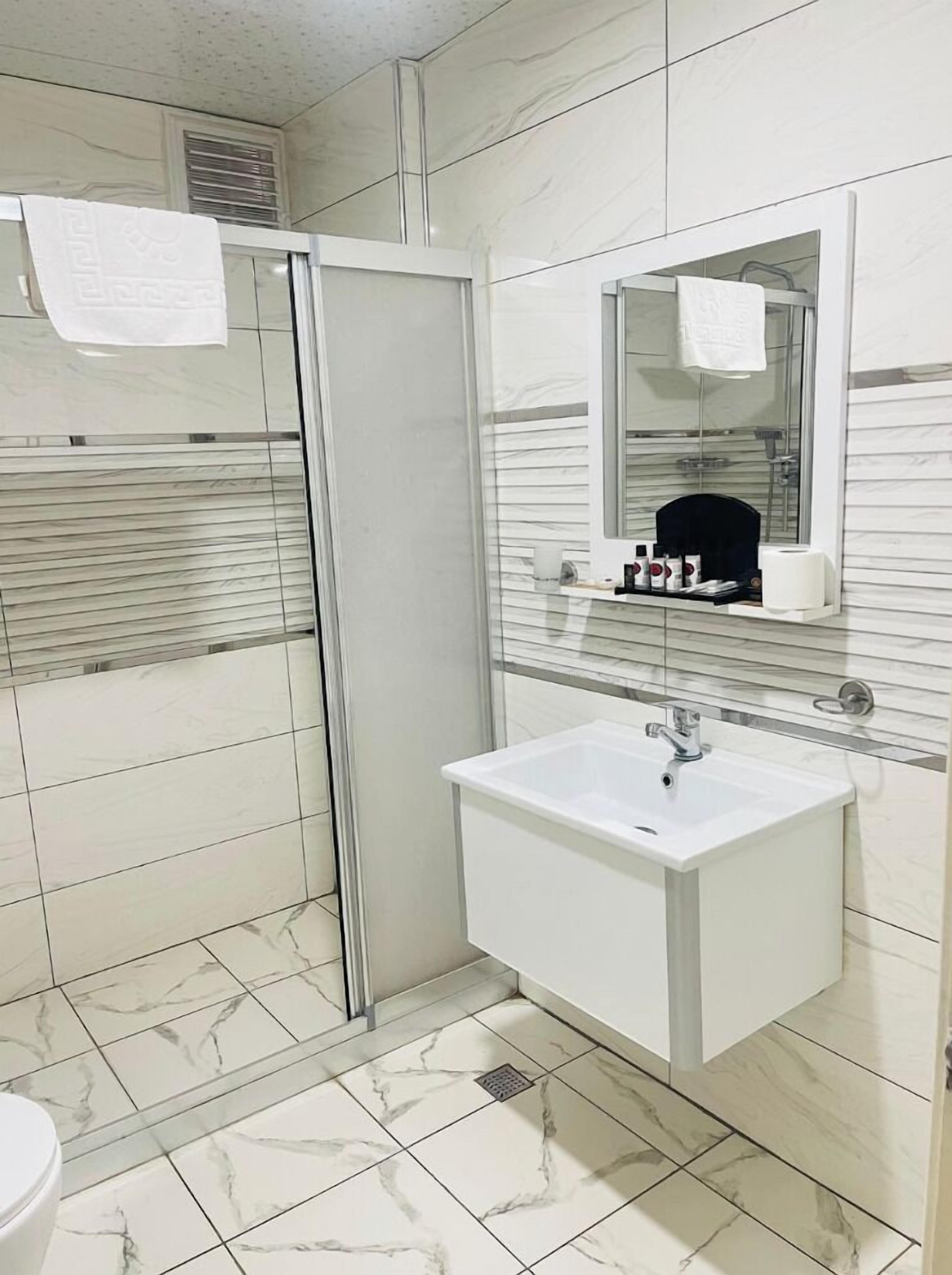 Deluxe-Suite | Badezimmer | Dusche, Regendusche, Hausschuhe, Handtücher
