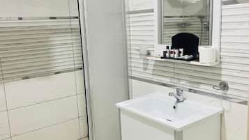 Deluxe-Suite | Badezimmer | Dusche, Regendusche, Hausschuhe, Handtücher