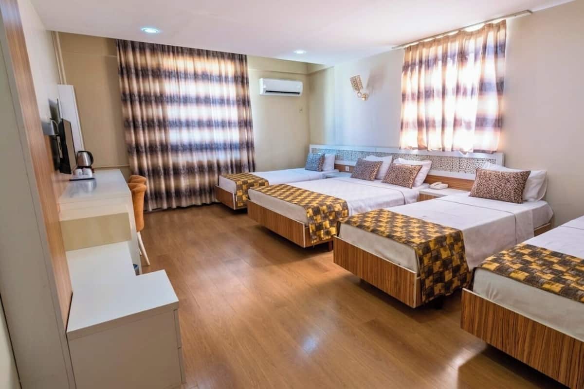 Familieværelse med 2 enkeltsenge | Minibar, pengeskab på værelset, skrivebord