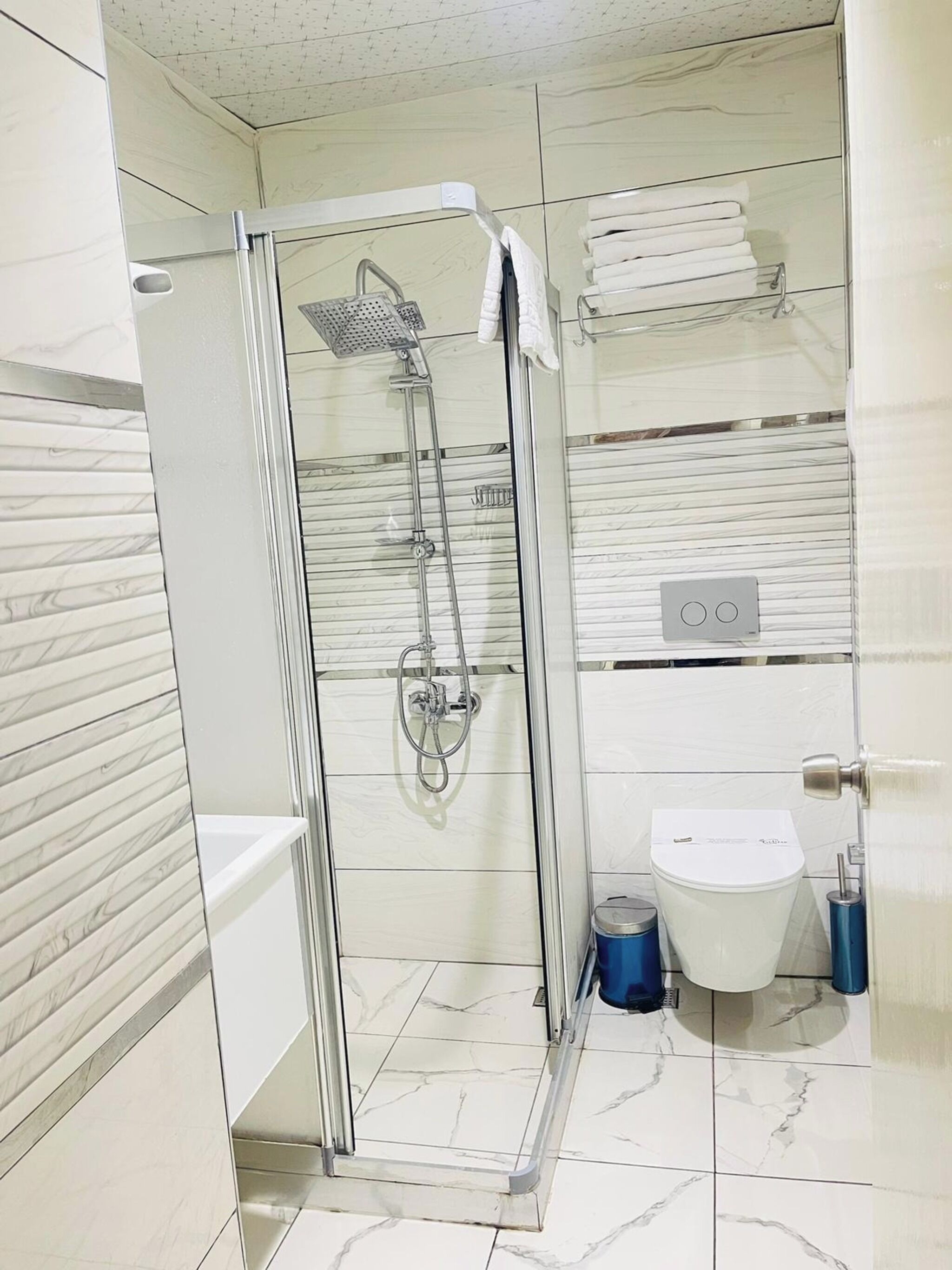 Salle de bain | Douche, douche à « effet pluie », chaussons, serviettes fournies