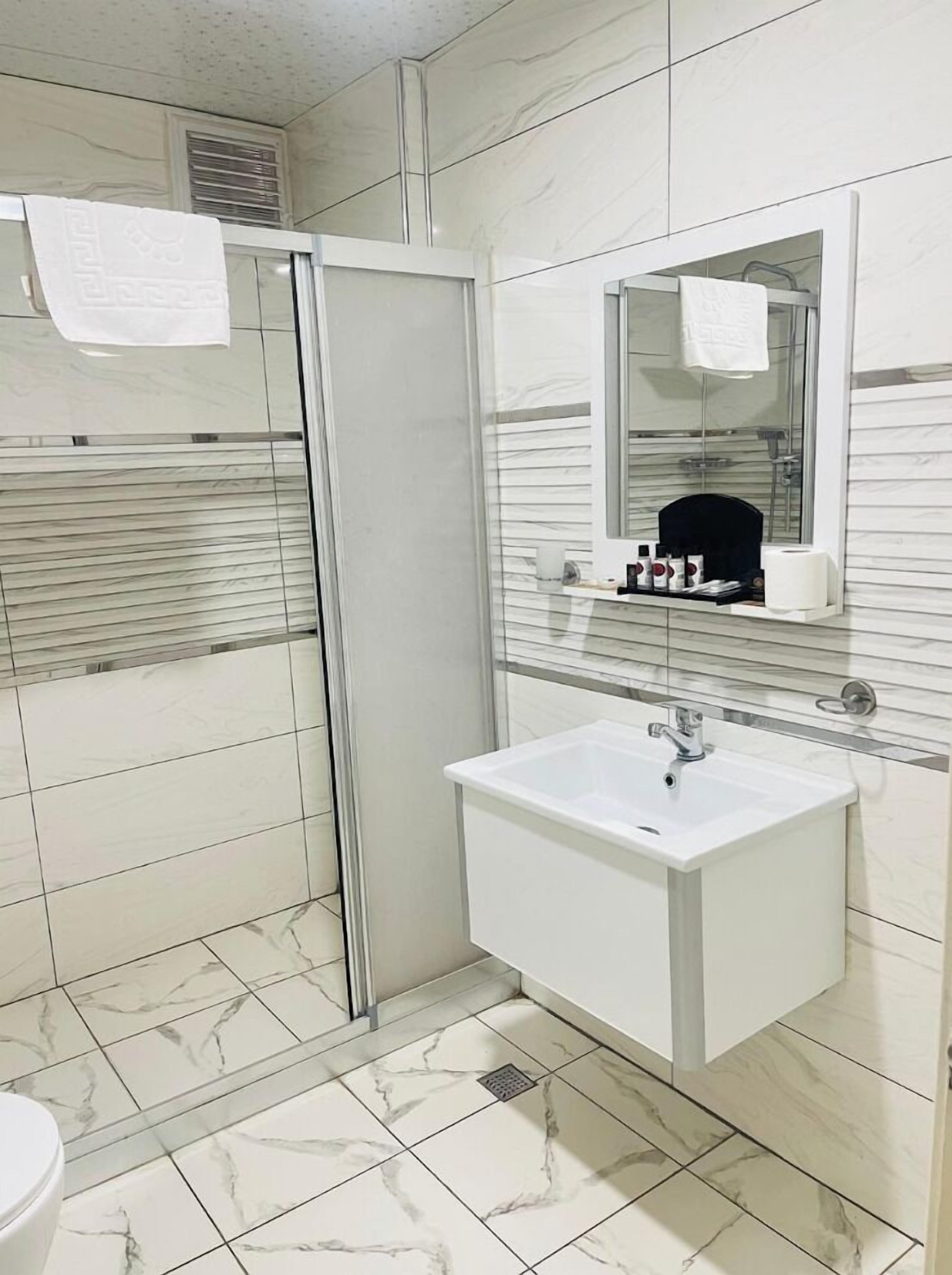 Standard Triple Room | Bathroom | Shower, rainfall showerhead, slippers, towels