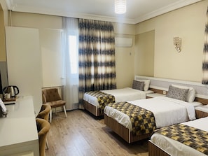 Minibar, coffres-forts dans les chambres, bureau