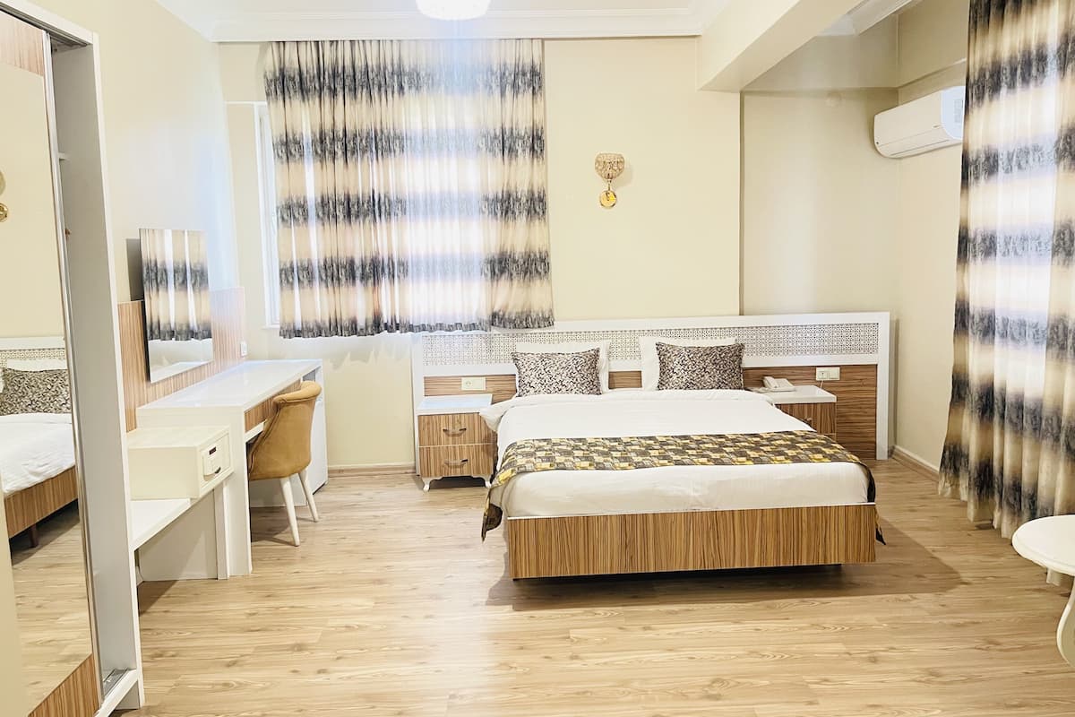 Grand Suite | Minibar, in-room safe, desk, laptop workspace