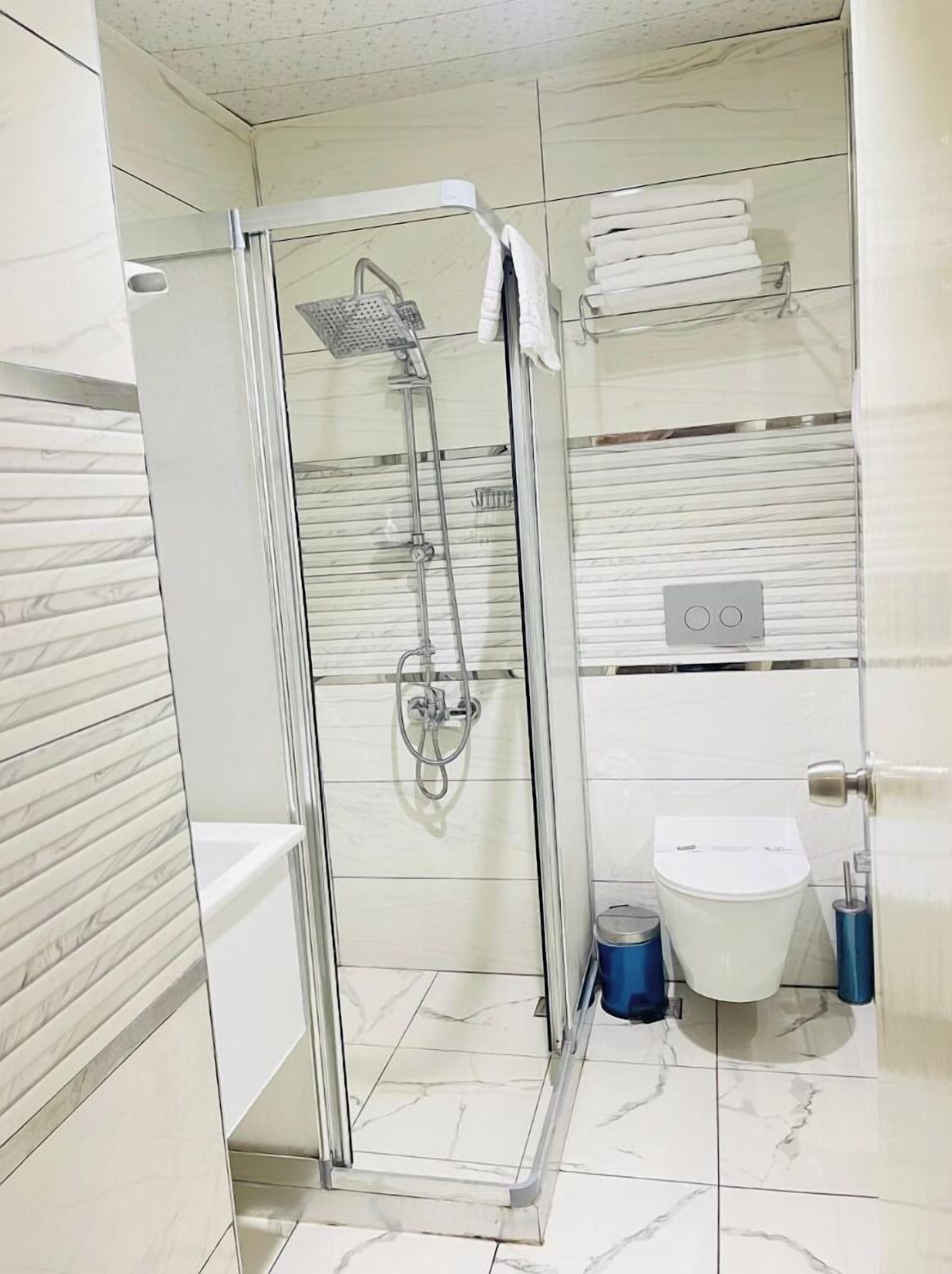 Chambre Double Luxe | Salle de bain | Douche, douche à « effet pluie », chaussons, serviettes fournies