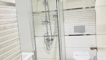 Chambre Double Luxe | Salle de bain | Douche, douche à « effet pluie », chaussons, serviettes fournies
