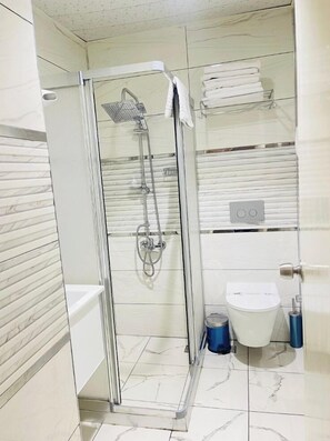 Han Room | Bathroom | Shower, rainfall showerhead, slippers, towels - Grand Gulizar Hotel (Sanliurfa)